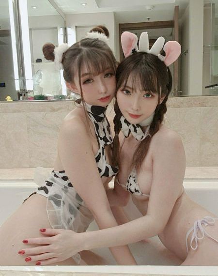 人妖在浴室洗澡嘘嘘双飞_HD电影完整版